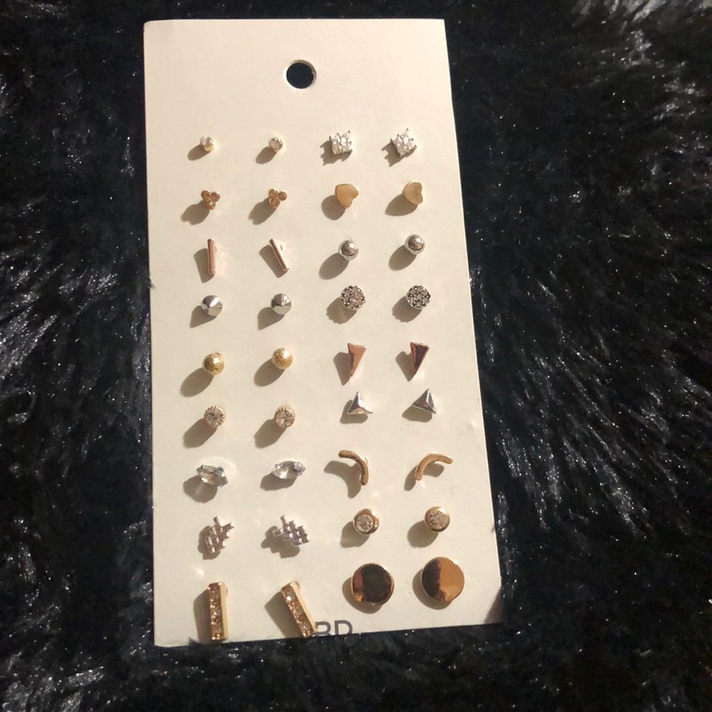 🌼🌼 18-Pack Stud Earrings BP. 🌼🌼